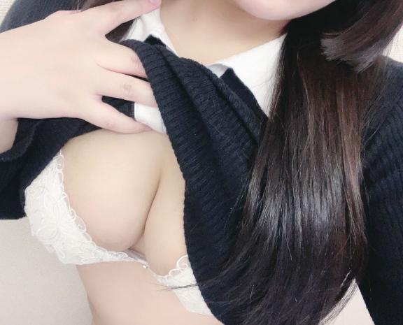 グラマラスなぽっちゃり女性のブラ姿