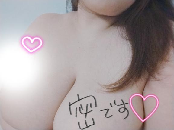 ぽっちゃり爆乳の近距離胸元ショット