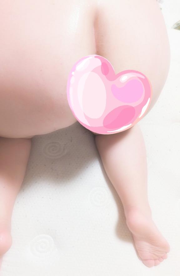 明るい光の中で白肌のむちむちした巨尻を見せる成人女性のバックショット