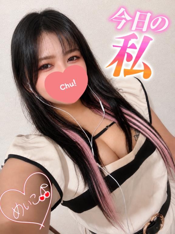 黒い縁取りの白いメイド風衣装を着て、口元をハートで隠して自撮りするロングヘアの女性