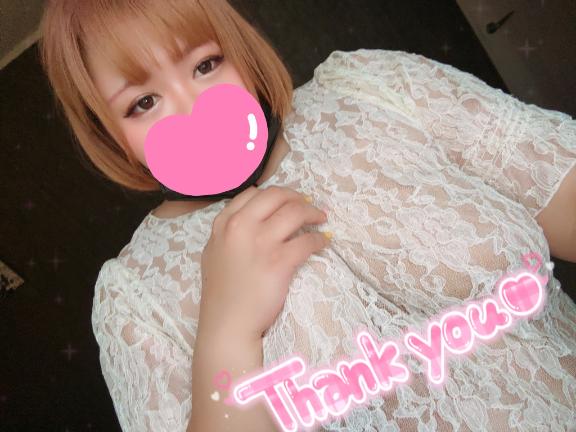 白い花柄レースの衣装を着て襟元に手を添えたボブヘアの女性。口元にはピンクのハートがある